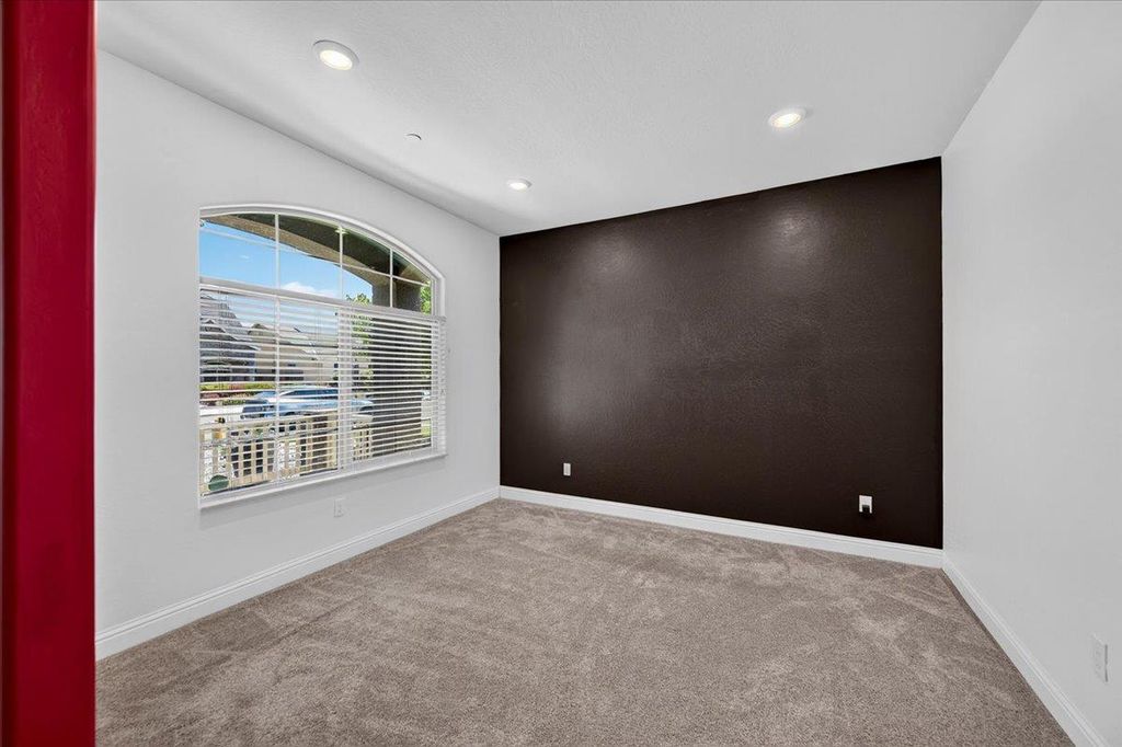 Image 6 of property listing at 2148 La Canada, Clovis, CA 93619
