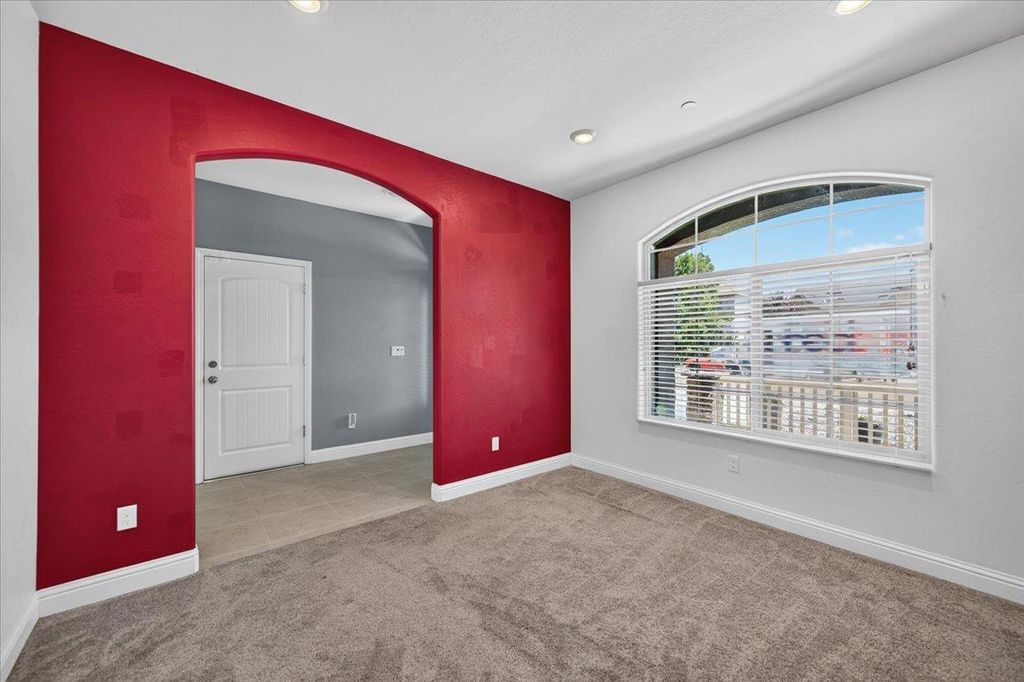 Image 7 of property listing at 2148 La Canada, Clovis, CA 93619