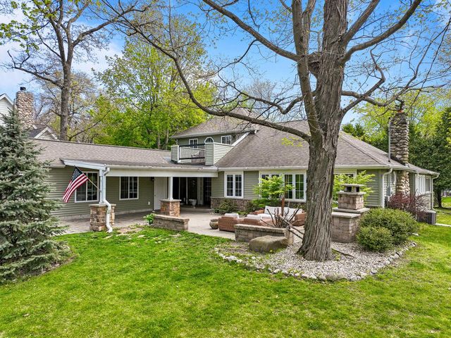 1069 Sauganash DRIVE, Fontana, WI 53125