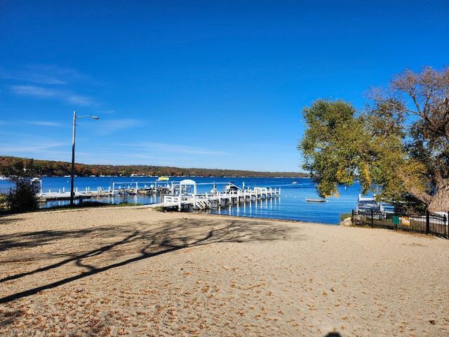 1069 Sauganash DRIVE, Fontana, WI 53125