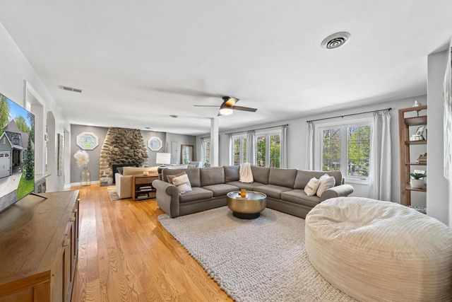 1069 Sauganash DRIVE, Fontana, WI 53125