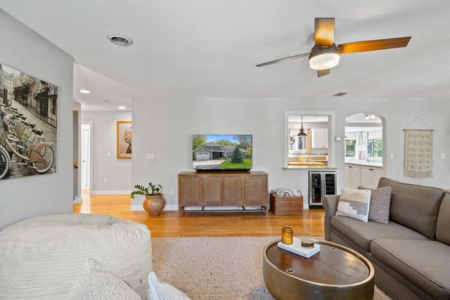1069 Sauganash DRIVE, Fontana, WI 53125
