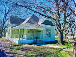 909 W 10th Street, Bonham, TX 75418