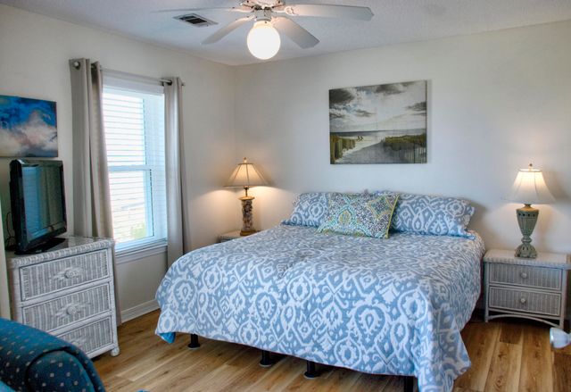 7464 Sunset Harbor Drive APT 131, Navarre, FL 32566