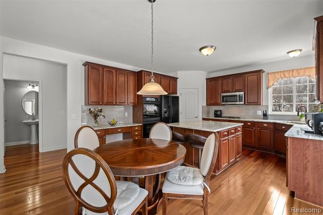 49681 S Glacier, Northville, MI 48168