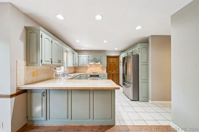 1625 Cherokee Hills Drive, Bartlesville, OK 74006
