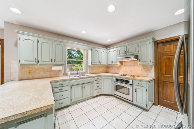 1625 Cherokee Hills Drive, Bartlesville, OK 74006