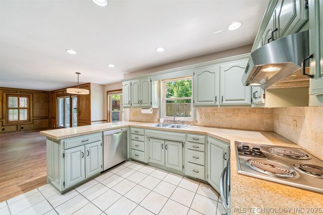 1625 Cherokee Hills Drive, Bartlesville, OK 74006
