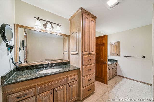 1625 Cherokee Hills Drive, Bartlesville, OK 74006