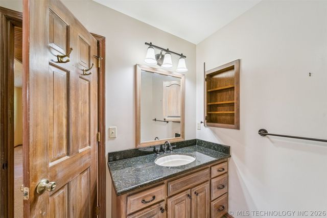 1625 Cherokee Hills Drive, Bartlesville, OK 74006