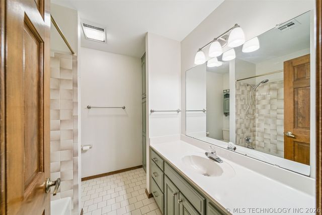 1625 Cherokee Hills Drive, Bartlesville, OK 74006
