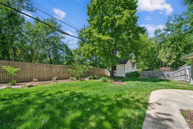 1625 Cherokee Hills Drive, Bartlesville, OK 74006