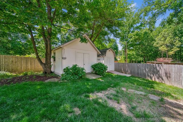 1625 Cherokee Hills Drive, Bartlesville, OK 74006