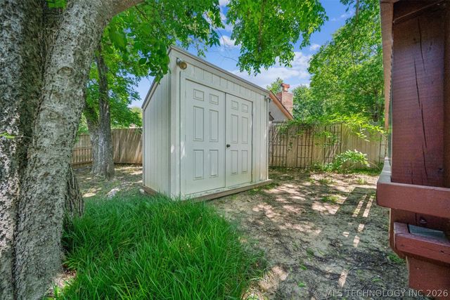 1625 Cherokee Hills Drive, Bartlesville, OK 74006