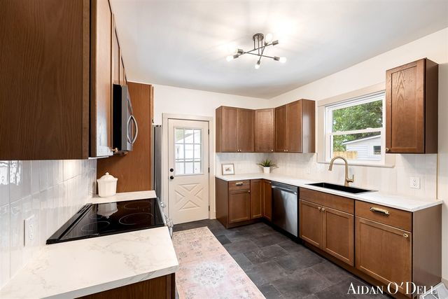 1050 Broadway Avenue, Grand Rapids, MI 49504