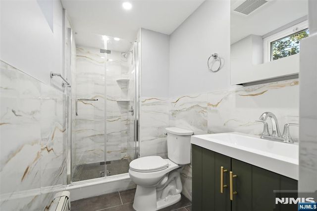 2 Homestead Place, Bergenfield, NJ 07621
