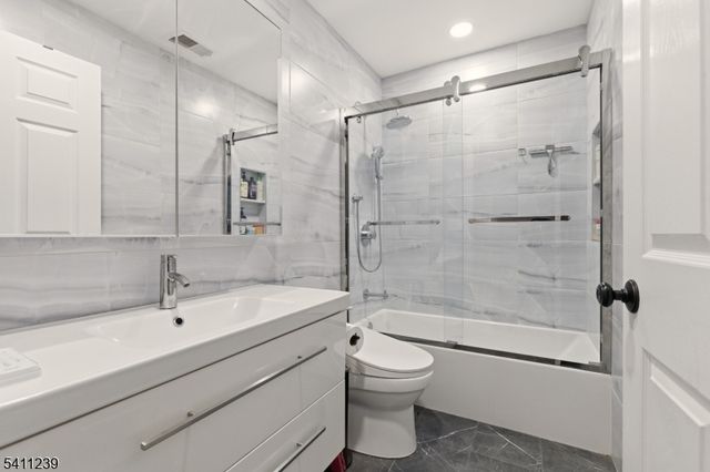 84 Drew Ct, Manalapan Twp., NJ 07726