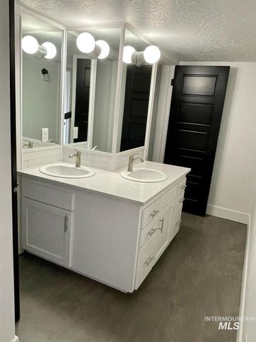 87 S Boundary St, Nampa, ID 83651