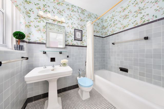 320 E 72nd St Apt 6A, New York City, NY 10021