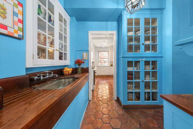 320 E 72nd St Apt 6A, New York City, NY 10021