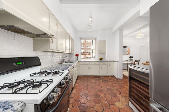 320 E 72nd St Apt 6A, New York City, NY 10021