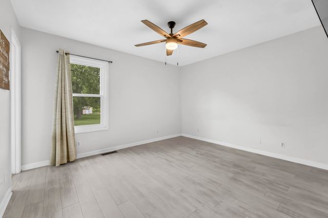 1120 Oak Plains Rd, Clarksville, TN 37043