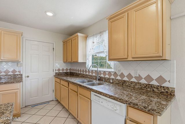 6413 LA CADENA Drive, El Paso, TX 79912