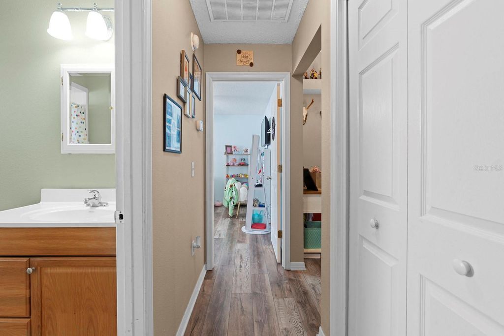 Image 37 of property listing at 2550 ROSLYN LANE, Lakeland, FL 33812