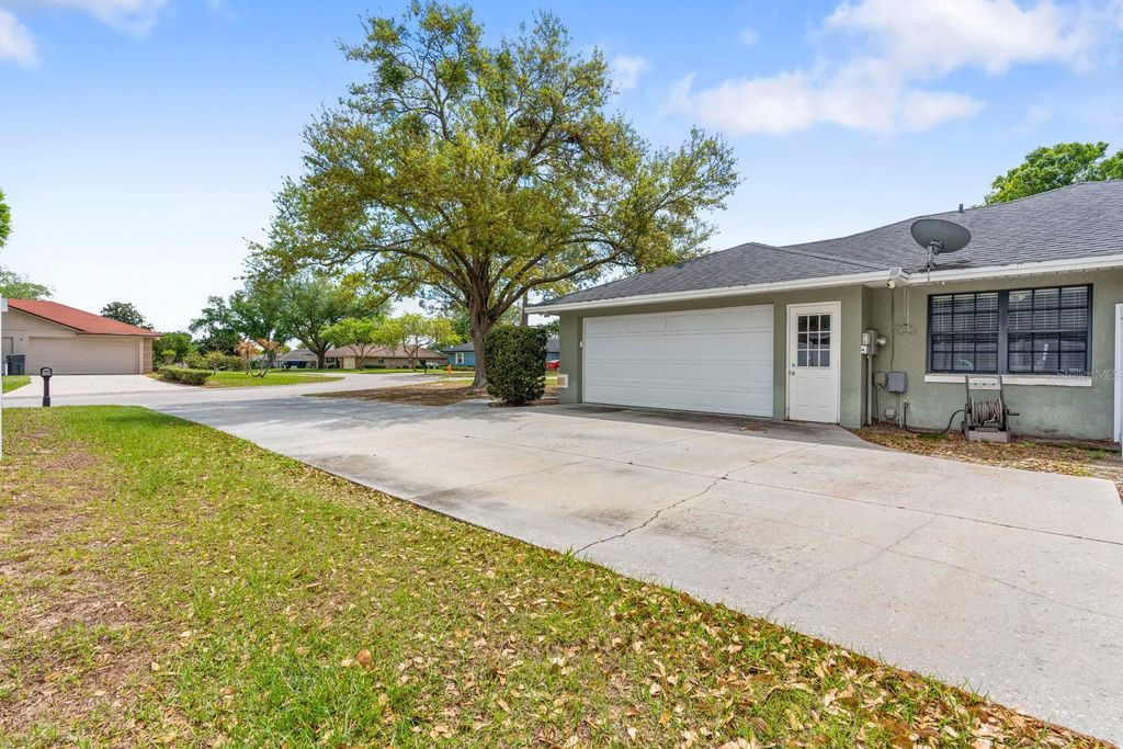 Image 46 of property listing at 2550 ROSLYN LANE, Lakeland, FL 33812