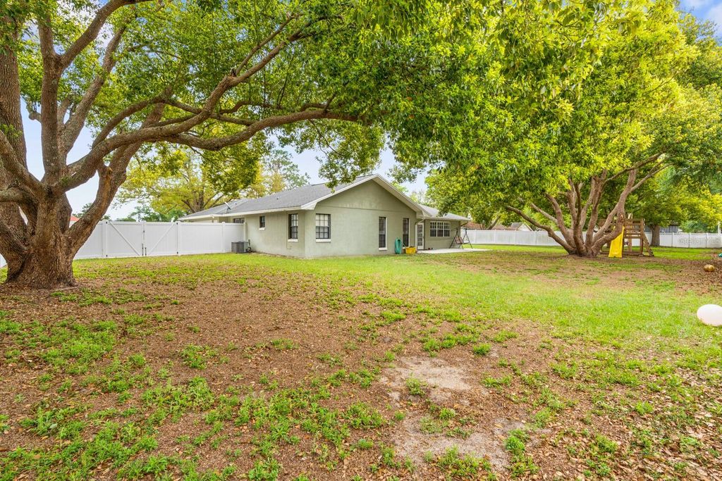 Image 50 of property listing at 2550 ROSLYN LANE, Lakeland, FL 33812