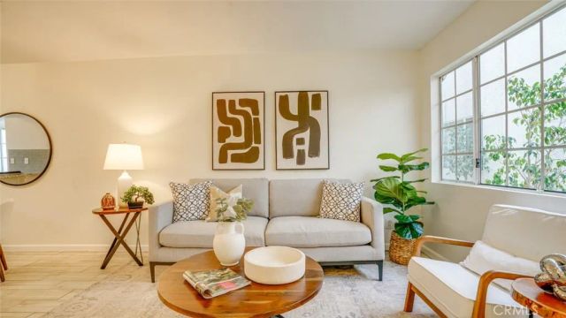 305 E Valencia Avenue R, Burbank, CA 91502