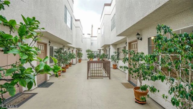305 E Valencia Avenue R, Burbank, CA 91502