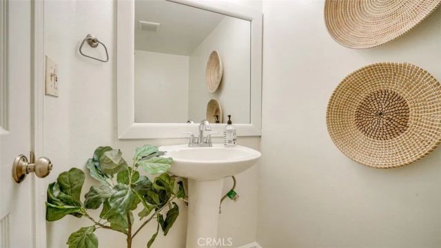 305 E Valencia Avenue R, Burbank, CA 91502