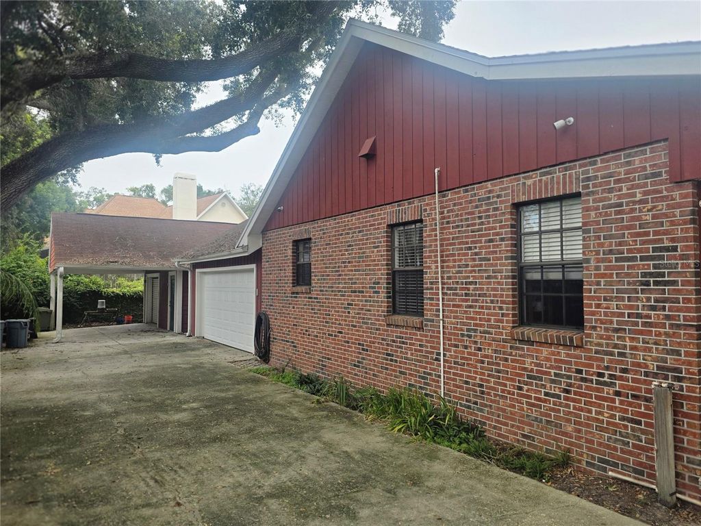 Image 4 of property listing at 2219 SHADEHILL COURT, Tampa, FL 33612