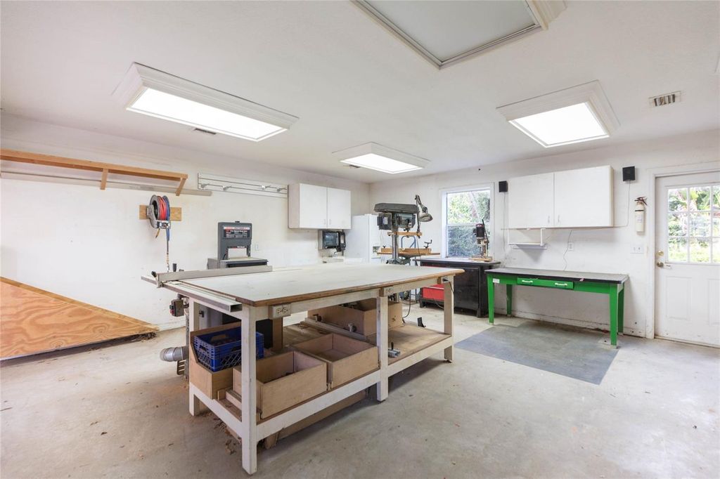 Image 45 of property listing at 2219 SHADEHILL COURT, Tampa, FL 33612