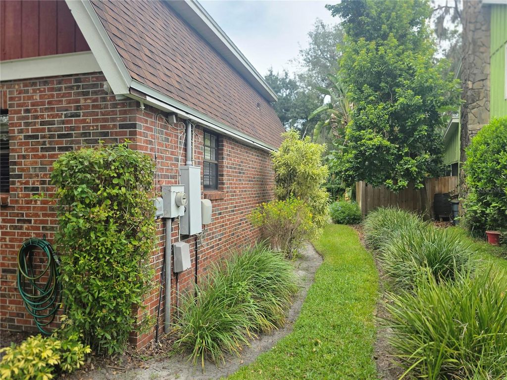Image 6 of property listing at 2219 SHADEHILL COURT, Tampa, FL 33612