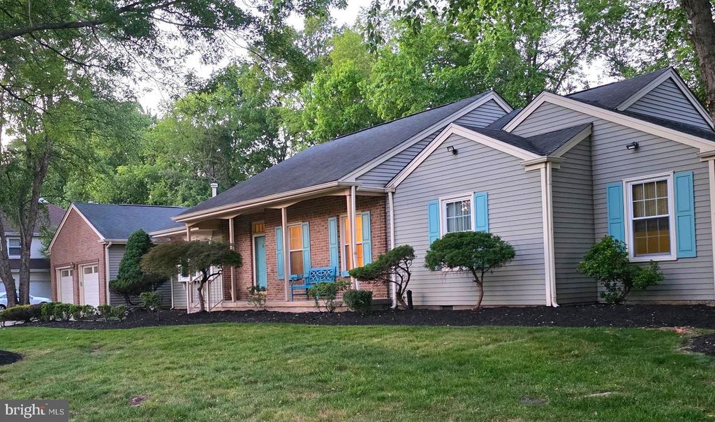 28 HOPEMONT DR, Mount Laurel, NJ 08054