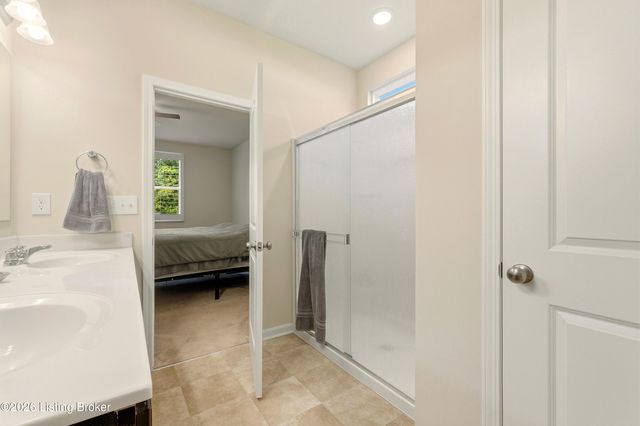 4009 Mosswood Ln, La Grange, KY 40031