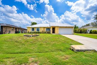 392 SE CROSSPOINT Drive, Port St. Lucie, FL 34983