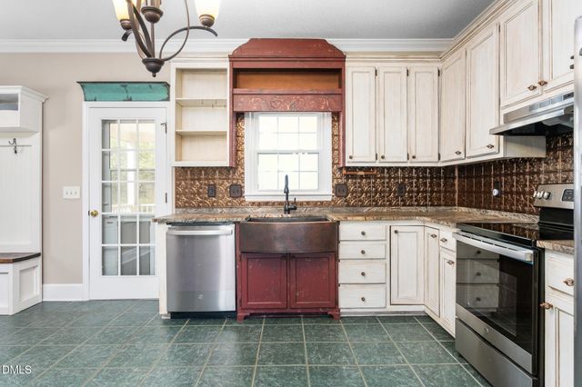 1543 Little John Lane E, Burlington, NC 27217