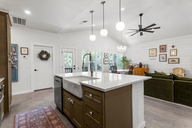 54 Acacia DR, Wimberley, TX 78676