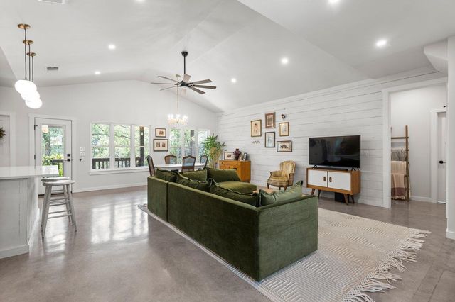 54 Acacia DR, Wimberley, TX 78676