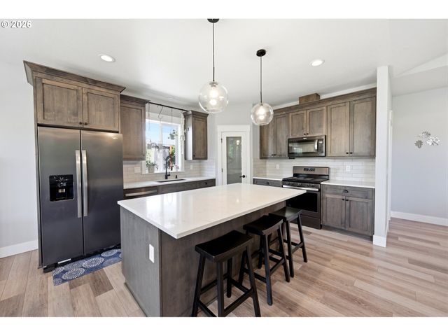 2846 Nw GEHLAR Rd, Salem, OR 97304