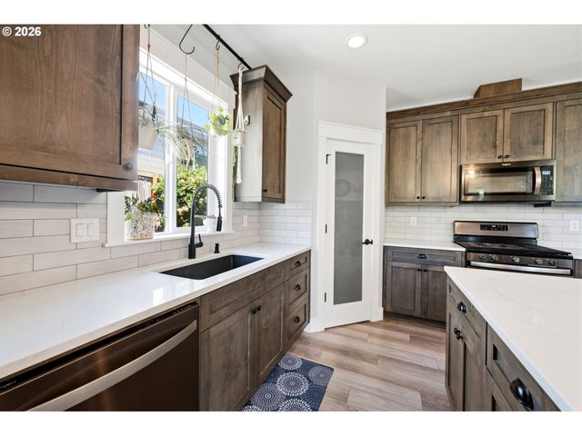 2846 Nw GEHLAR Rd, Salem, OR 97304