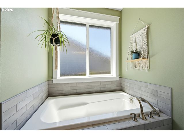 2846 Nw GEHLAR Rd, Salem, OR 97304