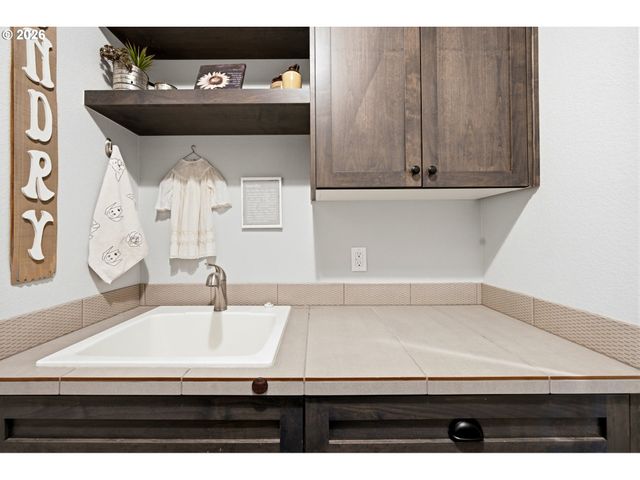 2846 Nw GEHLAR Rd, Salem, OR 97304