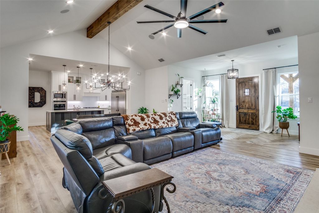 112 Wooded Acres Drive, Mineral Wells, TX 76067