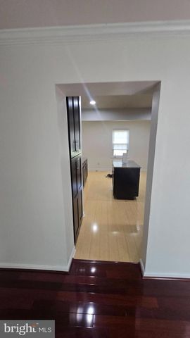 6152 STRASBURG DR, Centreville, VA 20121
