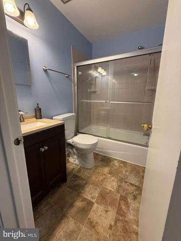 6152 STRASBURG DR, Centreville, VA 20121