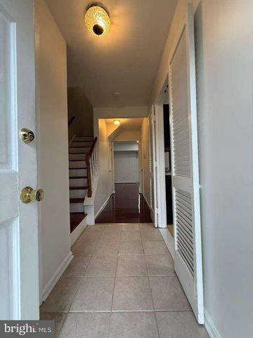 6152 STRASBURG DR, Centreville, VA 20121